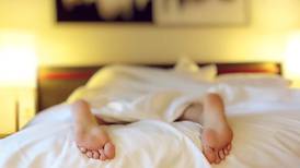 Salud: Estas son 3 cosas que haces en la cama y no sabías que ocasionan severos daños