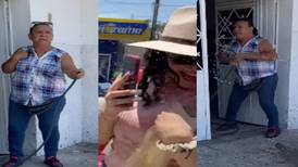 VIDEO VIRAL | Mujer empapa a turistas en Colima por cubrirse del Sol bajo su árbol