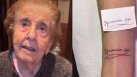 VIDEO | Joven se tatúa la firma de su abuela y su reacción se hizo viral