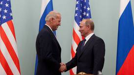 Biden mantuvo una conversación telefónica con Putin y propone celebrar una reunión en un tercer país
