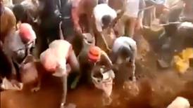 [VIDEO] Fiebre del oro : Avalancha de personas se congregó para recoger oro del suelo en el Congo