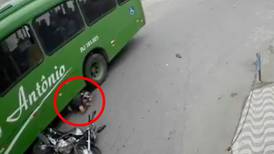 VIDEO | ¡Escalofriante! Motociclista casi muere aplastado por un camión