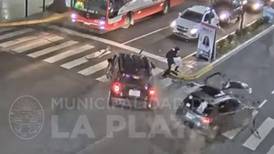 VIDEO | ¡Se salvó de milagro! Mujer quedó en el medio de un choque entre dos autos