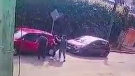 Dos asaltantes disparan a mujer en la cabeza tras negarse a entregar una computadora portátil
