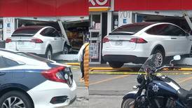 VIDEO | Vehículo Tesla chocó contra un OXXO en Pachuca y se hizo viral