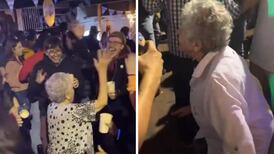 VIDEO| Abuelita va a una fiesta con su nieto y se vuelve viral