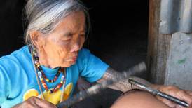 VIDEO | Tiene 106 años: Así trabaja la tatuadora más longeva del mundo