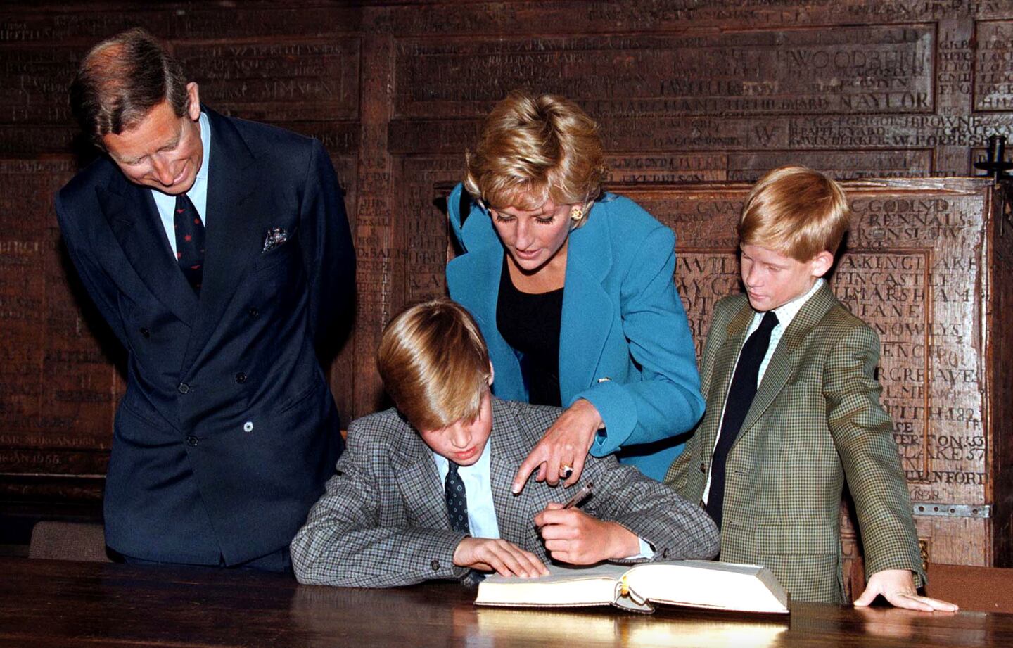 Rey Carlos y princesa Diana con sus hijos en Eton College