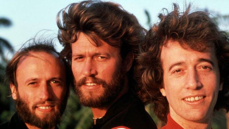Barry Gibb, de Bee Gees, vive atormentado por la muerte de sus hermanos –  En Cancha