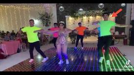VIDEO | Chambelán le roba el show a la quinceañera por sacar los "pasos prohibidos" y se viraliza