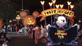 Disneyland viste sus parques de Halloween para la temporada de muertos