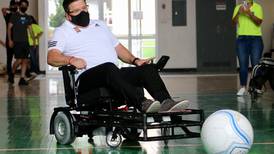 El Piojo Herrera jugando futbol en silla de ruedas