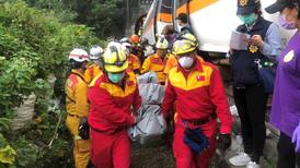 Terrible: choque entre tren y camión deja 51 muertos y más de 100 heridos en Taiwán
