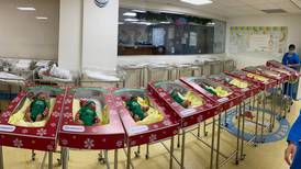 FOTOS: Hospital en Monterrey disfraza a recién nacidos de duendes navideños