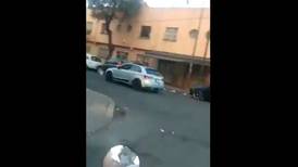 Policía fue embestido por automovilista y lo azota sobre el asfalto: (video)