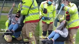 Se quedó atorada en un columpio de llanta y los bomberos tuvieron que ir a rescatarla | VIDEO