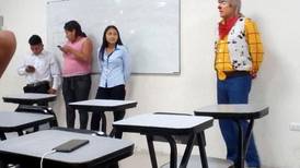 Estudiante de Perú acude vestido de payaso a su clase; no le dio tiempo de cambiarse