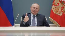 Vladímir Putin recibe la vacuna nasal rusa contra el coronavirus