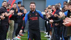 VIDEO | Futbolistas del PSG se rinden a los pies de Lionel Messi