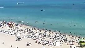 VIDEO: Policía capta el momento en que helicóptero capotó en una playa de Miami