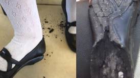 VIDEO | El calor derritió la suela del zapato de una joven, rápidamente se viralizó en redes sociales