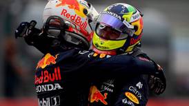 La felicitación de Checo Pérez a Max Verstappen tras la pole position en el GP de Emilia Romagna