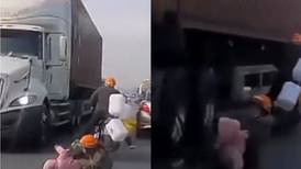 VIDEO: Madre salvó a su hijo de ser aplastado por un camión