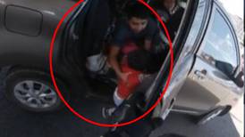 VIDEO | Niño abre puerta de camioneta en movimiento y queda colgado en Puebla