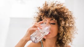 Salud: Conoce 3 beneficios de tomar agua en ayunas