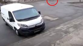 VIDEO: Misil alcanza a ciclista en bombardeo en Ucrania