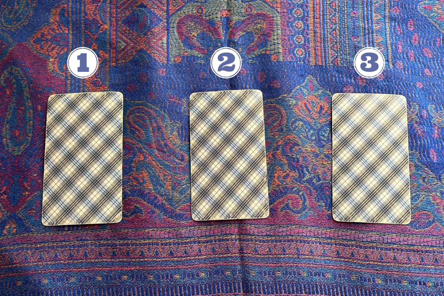 3 cartas del Tarot ocultas sobre una tela.