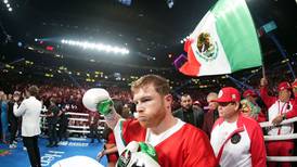 Referente del boxeo causa polémica por comparar a Canelo Álvarez con Mayweather y Pacquiao