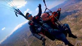 Video: Violinista da un pequeño concierto en paracaídas a 1500 metros de altura