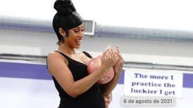 Cardi B muestra su embarazo en leotardo y practicando gimnasia