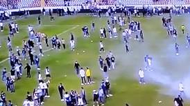 VIDEO | Aficionados se golpean en el campo y se cancela el Querétaro vs Atlas