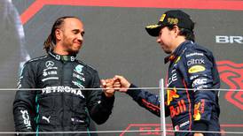 Fan de lujo para Checo Pérez en F1: Lewis Hamilton apoya al mexicano en su batalla con Max Verstappen