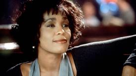 "El Guardaespaldas", el clásico de Whitney Houston y Kevin Costner confirma su remake