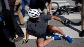 VIDEO| Joe Biden presidente de Estados Unidos se cae de su bicicleta