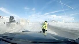 VIDEO | “¡Hazte a un lado!”: Camión casi atropella a oficial en nevada carretera 
