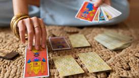 Predicciones de Tarot: Las cartas están sobre la mesa para cada signo del zodiaco