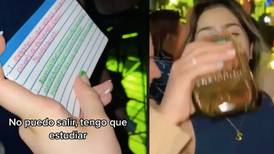 VIDEO| Joven estudia en pleno bar con sus amigas y se hace viral