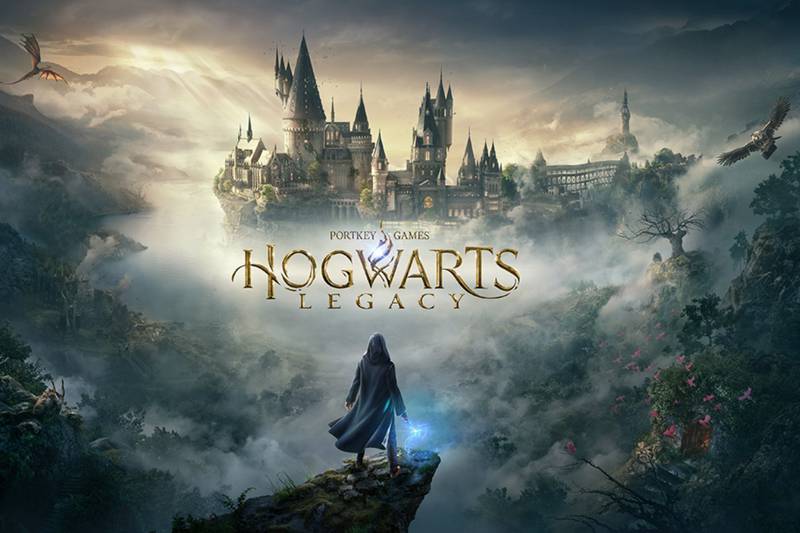 Castillo de Hogwarts junto al logo del juego Hogwarts Legacy y el protagonista mirándolo desde lejos con una túnica puesta.