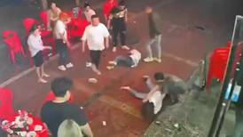 VIDEO | Hombres golpean brutalmente a mujeres en un restaurante