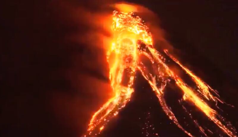 Erupción Volcán Mayón en Filipinas.