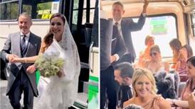 FOTOS | Pareja se hace viral por contratar micros para su boda