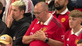 VIDEO | El minuto de silencio tras la muerte de la Reina Isabel II en partido del Manchester United