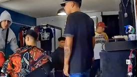 Video: Delincuentes asaltan con violencia a empleados y clientes de barbería en Tultepec