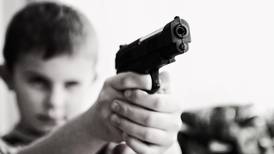 Niño mete arma a secundaria de Iztapalapa y se dispara en la mano