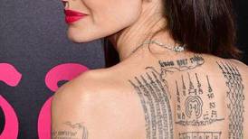 Angelina Jolie borra tatuaje que se hizo por amor a Brad Pitt