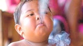 Así luce actualmente "el bebé fumador", quien se hizo famoso por consumir 40 cigarros al día